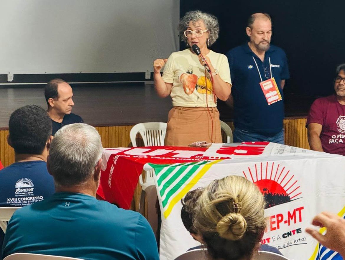 Guelda Andrade discursando ao microfone